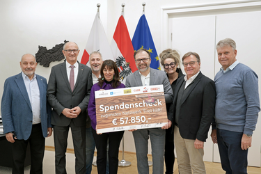 v.l.n.r. Herbert Peer (Koordinator von „Netzwerk Tirol hilft“), Anton Mattle (Landeshauptmann), Herbert Rieser (Organisator der café+co Wirtschaftswanderung), Martha Schultz (Geschäftsführerin der Schultz Gruppe), Fritz Kaltenegger (Geschäftsführer von café+co International), Theresia Rauch (Obfrau von „Zillertaler helfen Zillertalern“), Günther Platter (Landeshauptmann a.D. und Obmann des „Netzwerk Tirol hilft“) und Franz Hauser (Bürgermeister von Schwendau) bei der Übergabe des diesjährigen Spendenschecks.